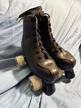 Women’s Roller Skates with Light Up Wheels